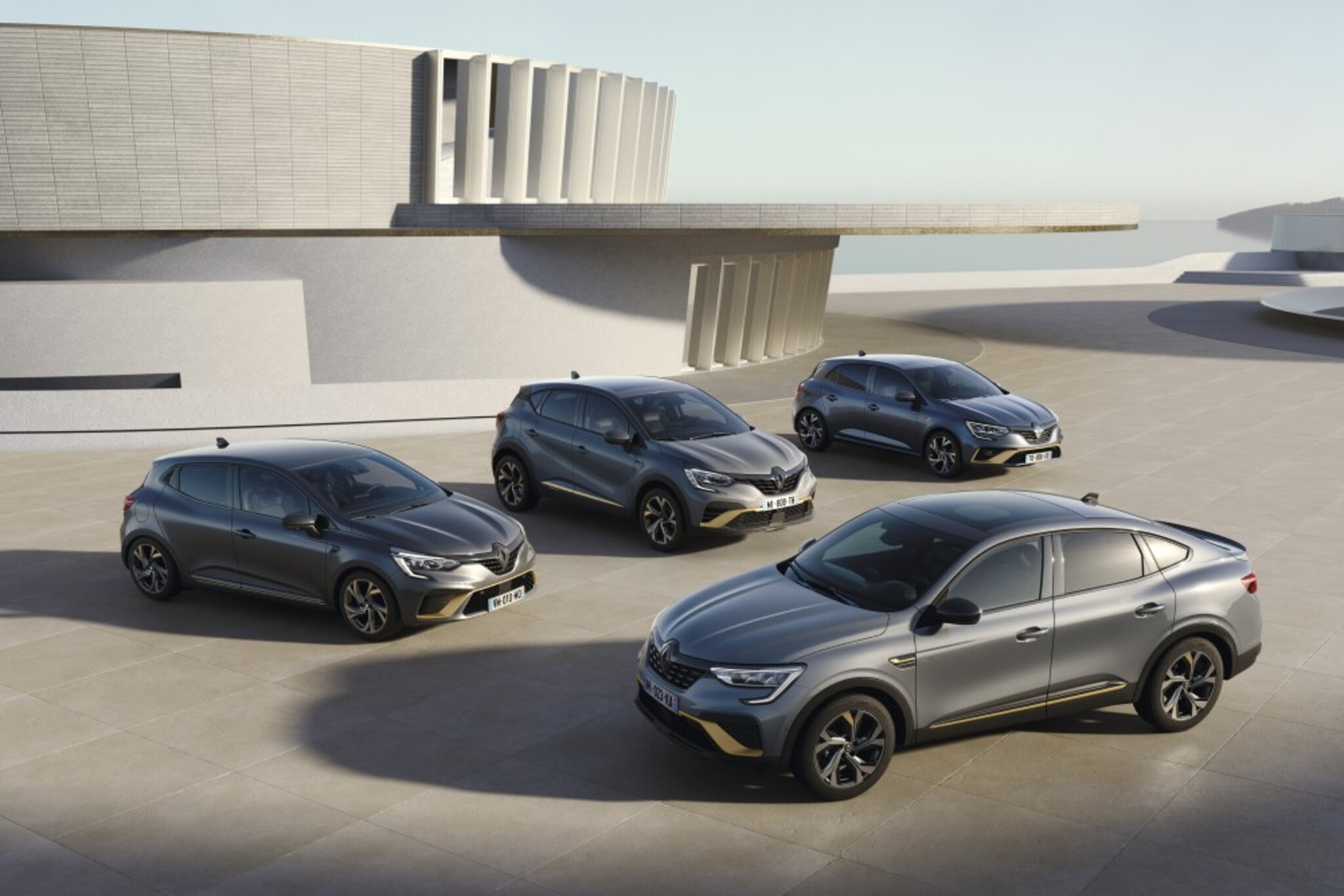 ĪPAŠIE MODEĻI AR E-TECH TEHNOLOĢIJU -  JAUNS STILS JAUNAI DZĪVEI KOPĀ AR RENAULT HYBRID TEHNOLOĢIJU 