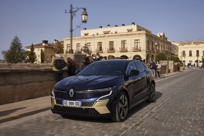 PĀRLIECINIETIES, KA DROŠI ATVERAT AUTOMAŠĪNAS DURVIS