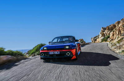 RENAULT 5 TURBO 3E SAJŪSMINA AR SAVU PIRMO PUBLISKO BRAUCIENU VĒSTURISKAJĀ TOUR DE CORSE RALLIJĀ