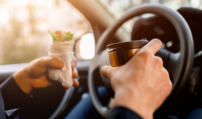 Malkot kafiju vai ēst kartupeļus autovadīšanas laikā ir bīstami